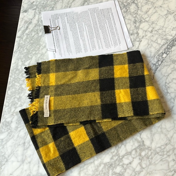 Authentic Burberry cashmere scarf - Picture 1 of 3